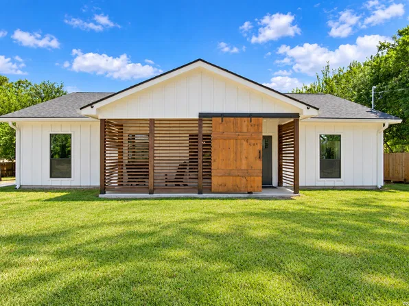 1111 Avenue K, Hondo, TX 78861