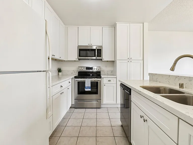 450 W Vermont Ave — Photo 13