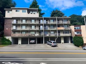 The Dexter - Located on Dexter Ave is steps from the Fremont Bridge, 3 beds 2.0 baths (1050 sqft)