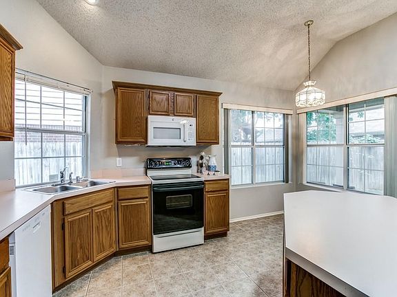 5th image of 2556 Forestwood Dr