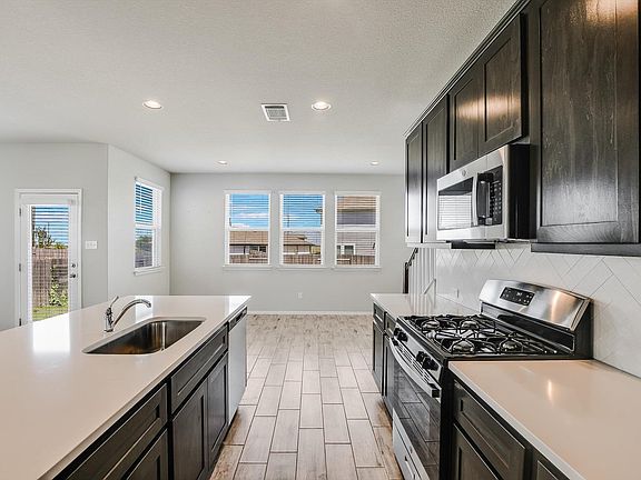4th image of 204 Crescent St