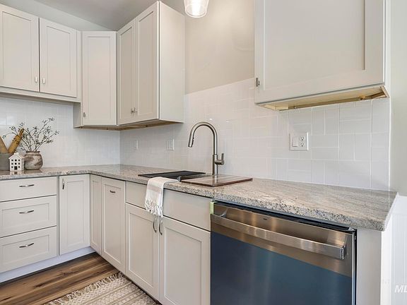 3rd image of 1012 Lincoln Cir