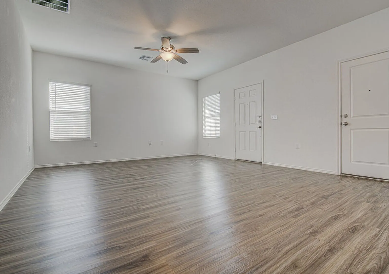 Charming 3 Bedroom Home with Spacious Fenced Backyard & Community Pool in Pflugerville! — Photo 4