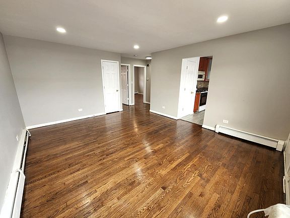 4th image of 5122 W Belmont Ave #B