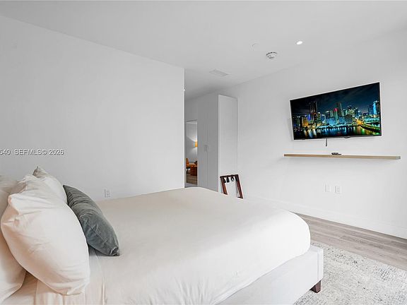 5th image of 229 SW 9th St #404