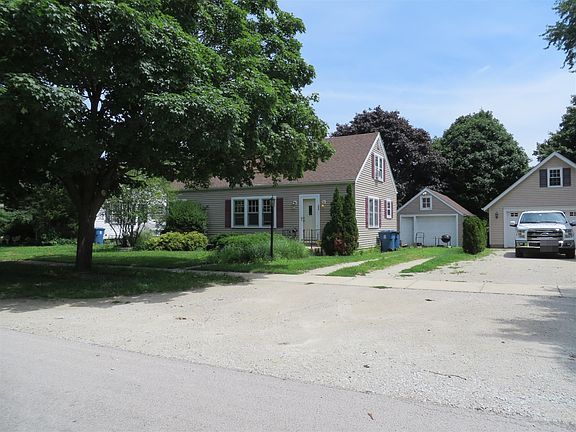 3rd image of 204 S Meadow St