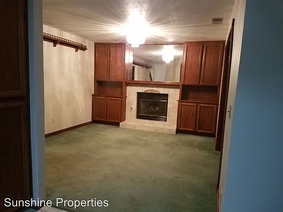 3rd image of 575 Chaucer Ln