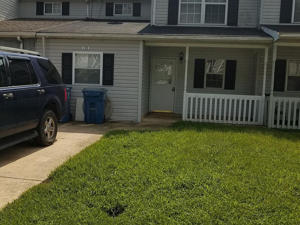 #BR 1.5 bath townhouse in New Castle