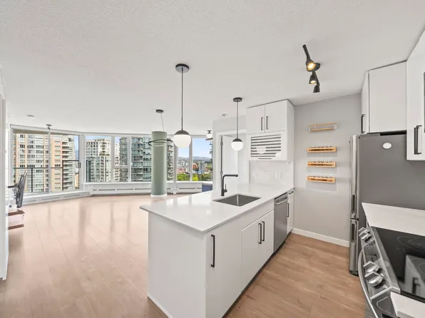 689 Abbott St #2202, Vancouver, BC V6B 0J2