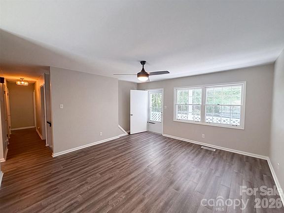 3rd image of 1120 Emerald Dr