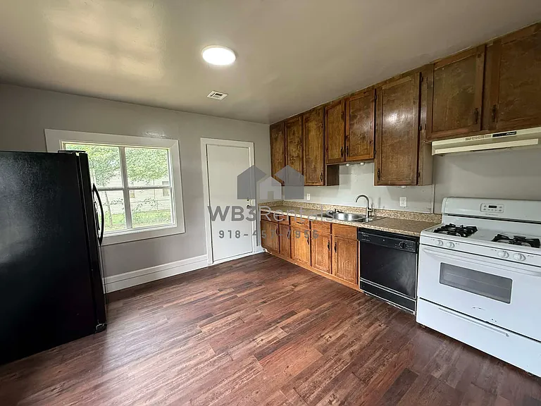 917 N Vinita Ave — Photo 7
