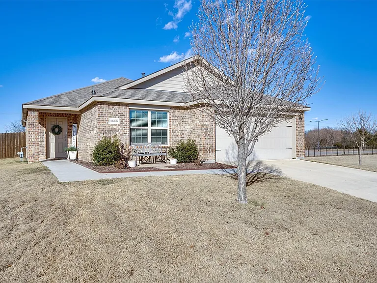 1606 Meadow Creek Dr — Photo 2
