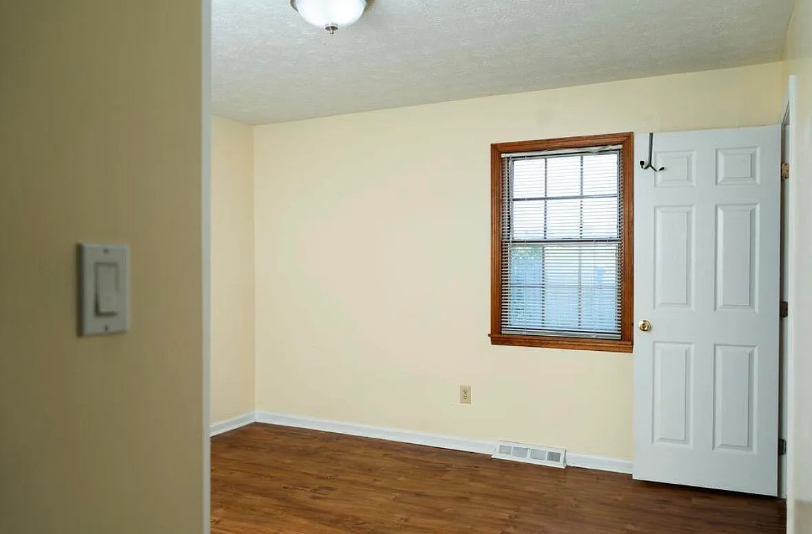 3 bed, 2.0 bath, 1160 sqft, $1,600 — Photo 3