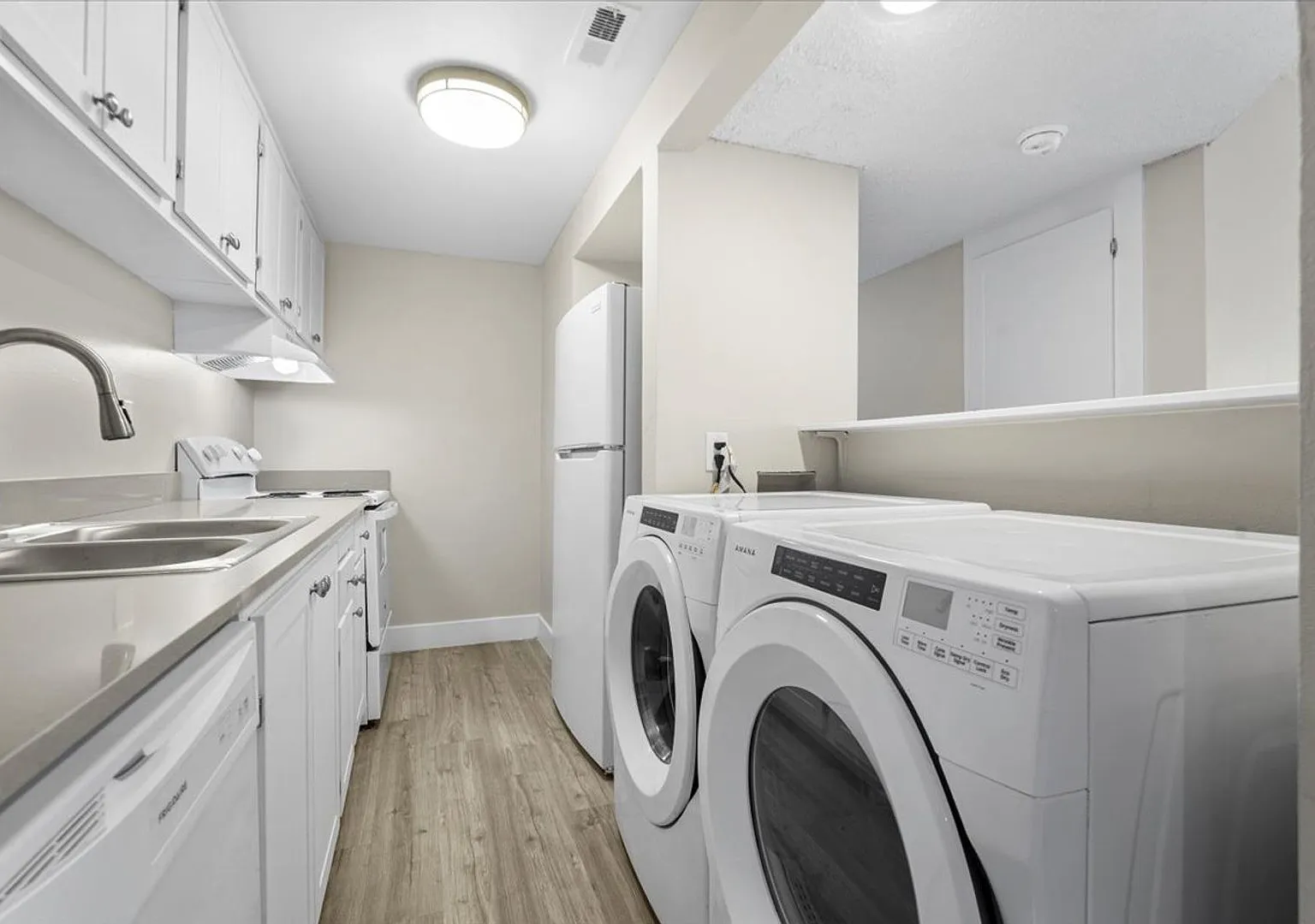 Sherwood Forest Apartments — Photo 1