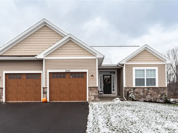 5123 Red Oak Ln, Batavia, NY 14020