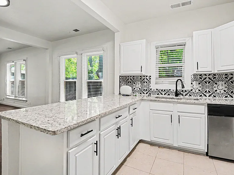 915 Annex Ave — Photo 14
