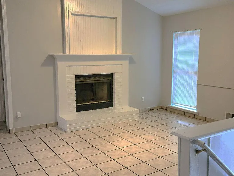 2490 Waterford Park Dr — Photo 2