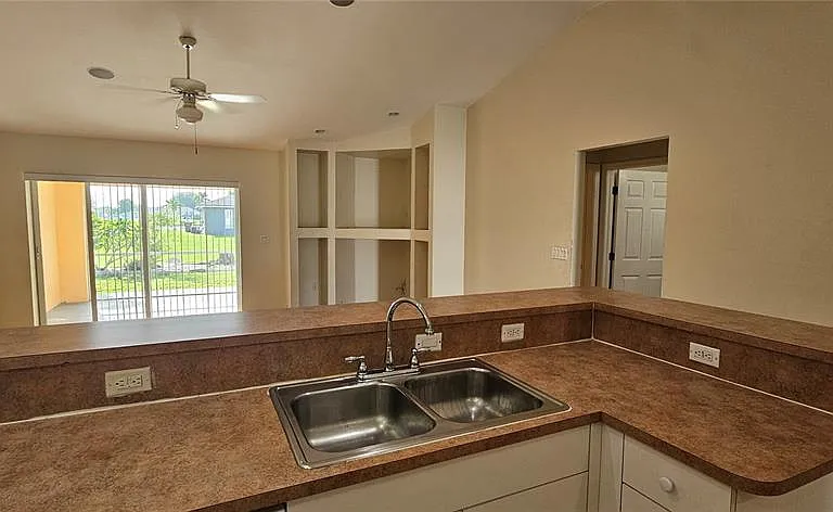 3007 SW Santa Barbara Pl — Photo 7