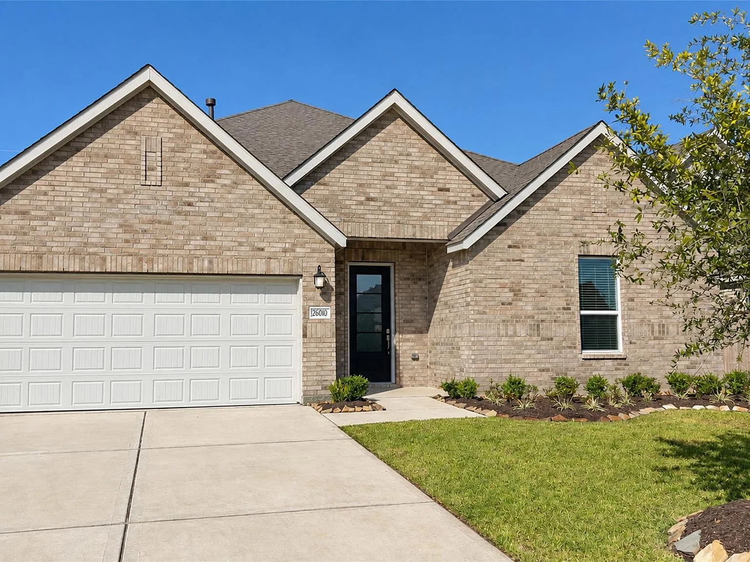 4 bed, 3.0 bath, 2743 sqft, $3,000 — Photo 1