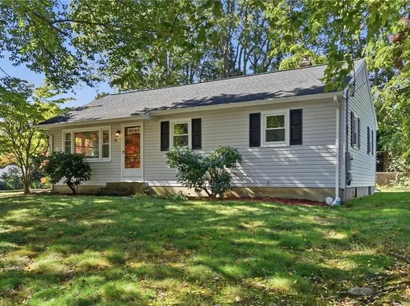 73 Pequot Trl, East Greenwich, RI 02818