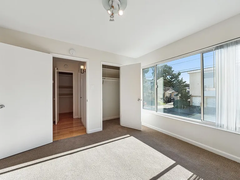 2p008 - Lake View East — Photo 14