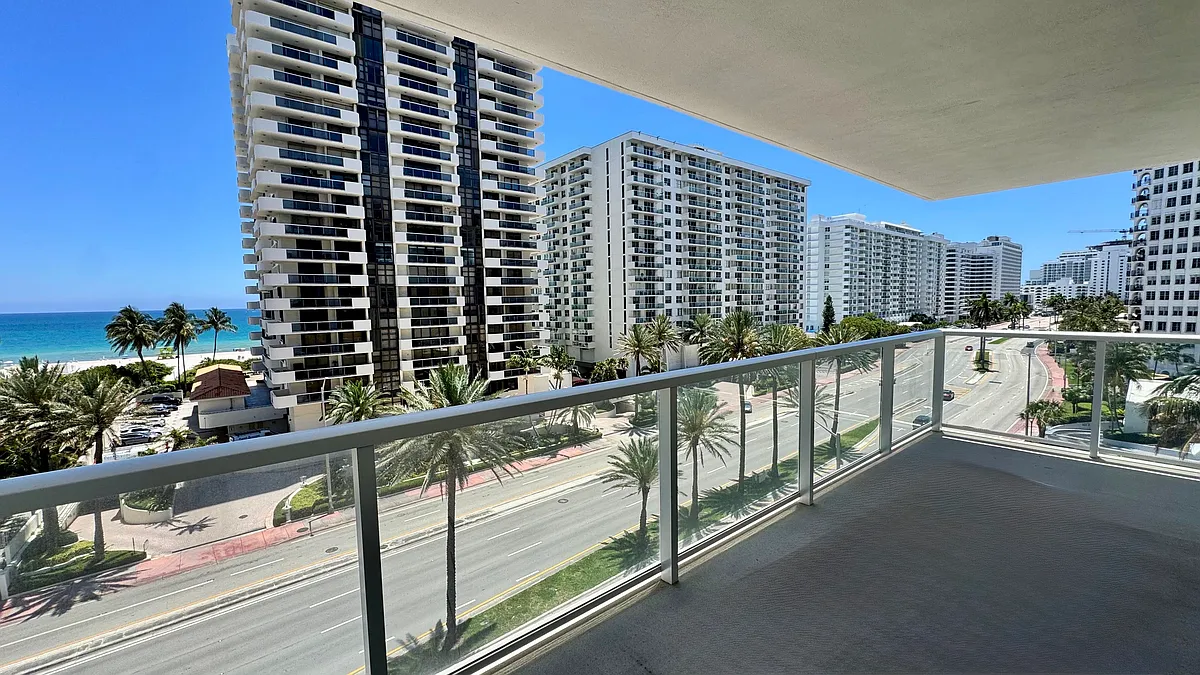 Building Photo - 5750 Collins Ave #7A