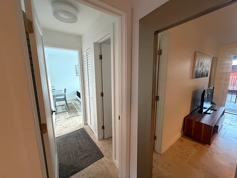 421 SW 9th St #4 — Photo 6