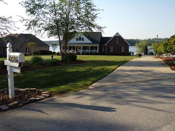 5th image of 833 Edgewater Dr