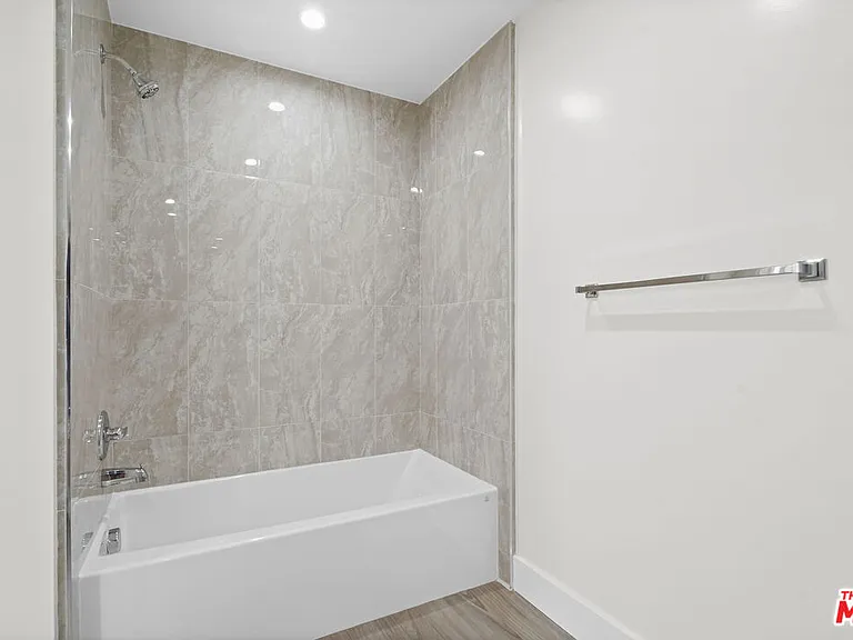 11042 La Maida St #203 — Photo 11