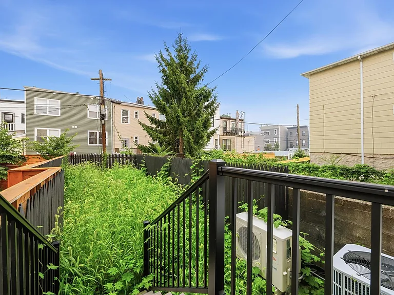234 Webster Ave #1R — Photo 7