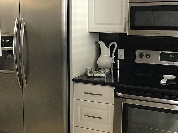 5th image of 2121 Collier Ave APT 213