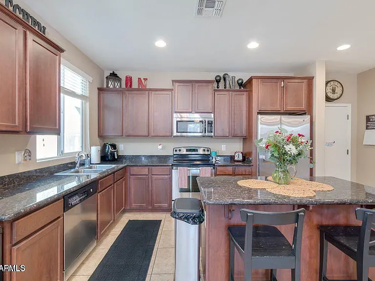 4050 E Oakland St — Photo 8