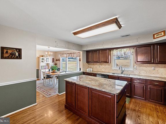 4th image of 101 Clover Leaf Ln