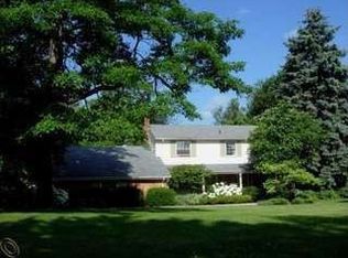 3740 Burning Tree Dr, Bloomfield Hills, MI 48302