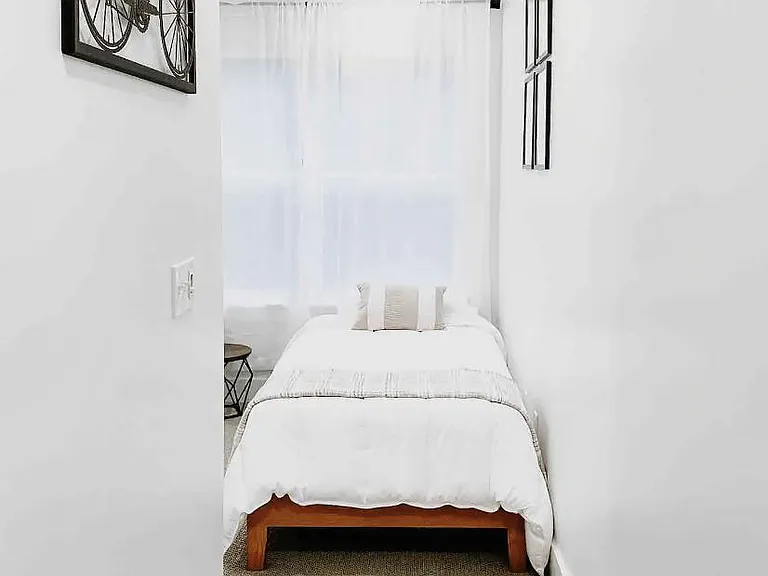 SE G St — Photo 14