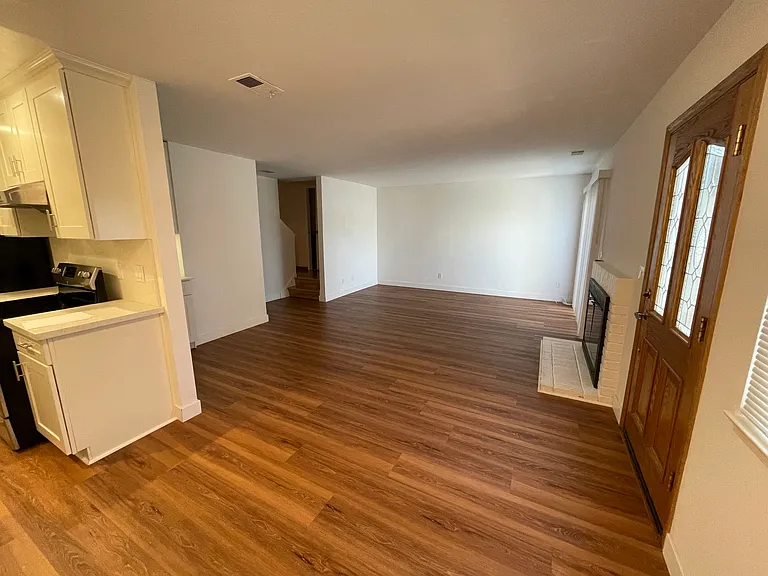 1504 Dolphin Dr — Photo 3