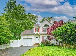 576 Boxwood Dr, Shirley, NY 11967