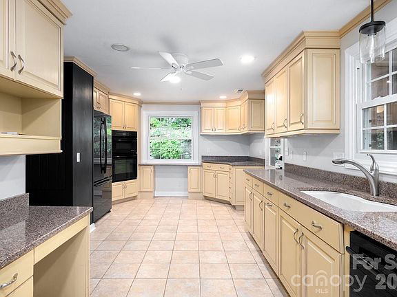 5th image of 200 Allen Mountain Dr