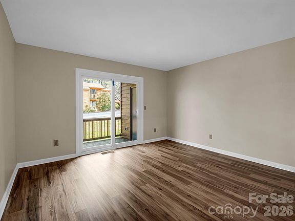 4th image of 520 Courtwood Ln APT 8