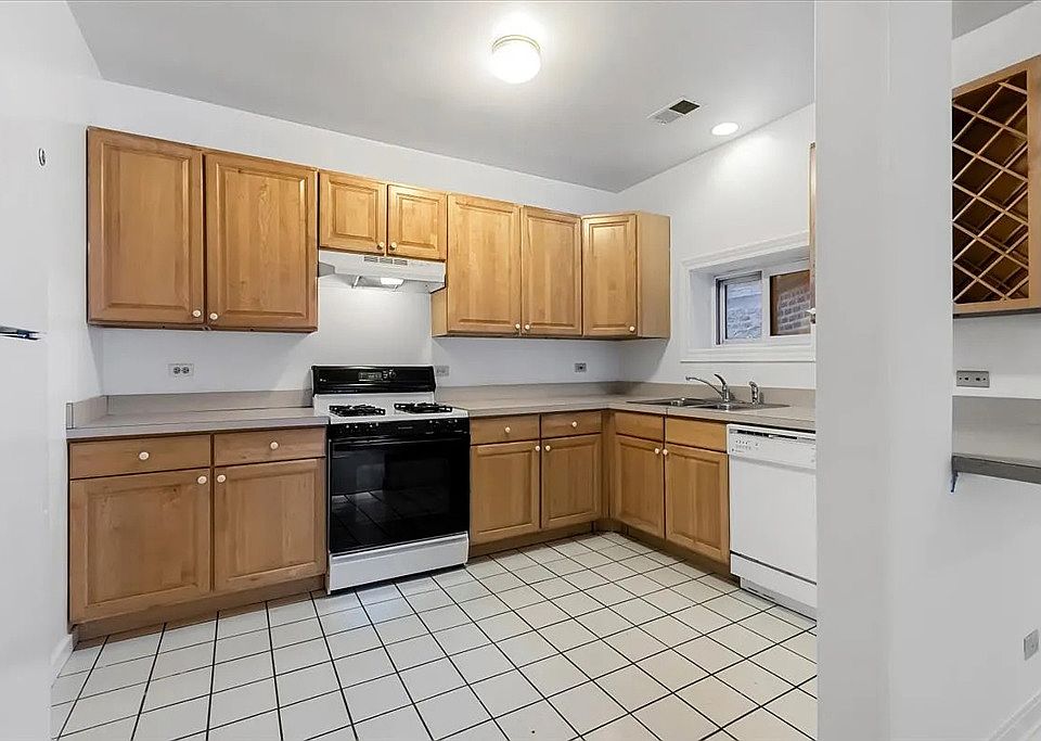 1st image of 3504 N Sheffield Ave APT Gdn