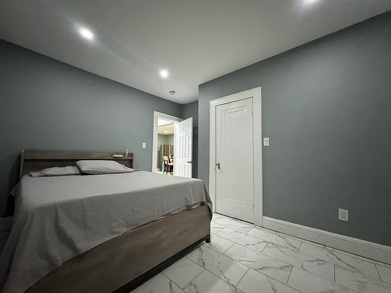 225 E 19th St #2 — Photo 4
