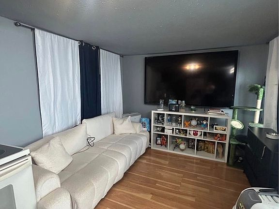3rd image of 418 SE 8th St