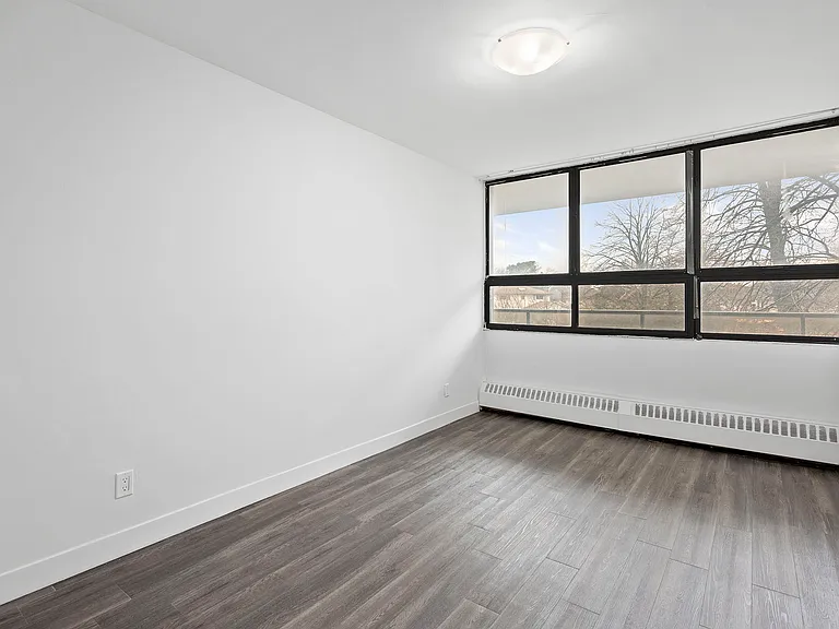 1055 Bloor St — Photo 9