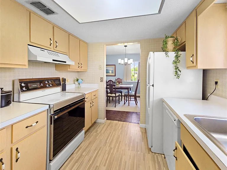 553 Fairways Cir #B — Photo 9