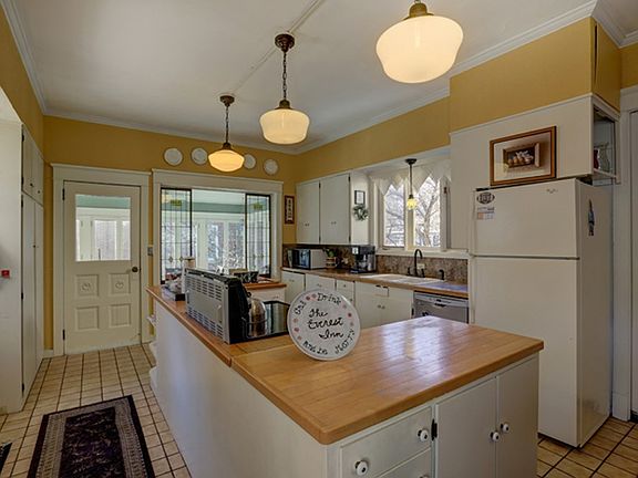 3rd image of 601 McIndoe St