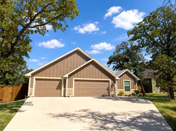 214 Colt Dr, Lake Kiowa, TX 76240