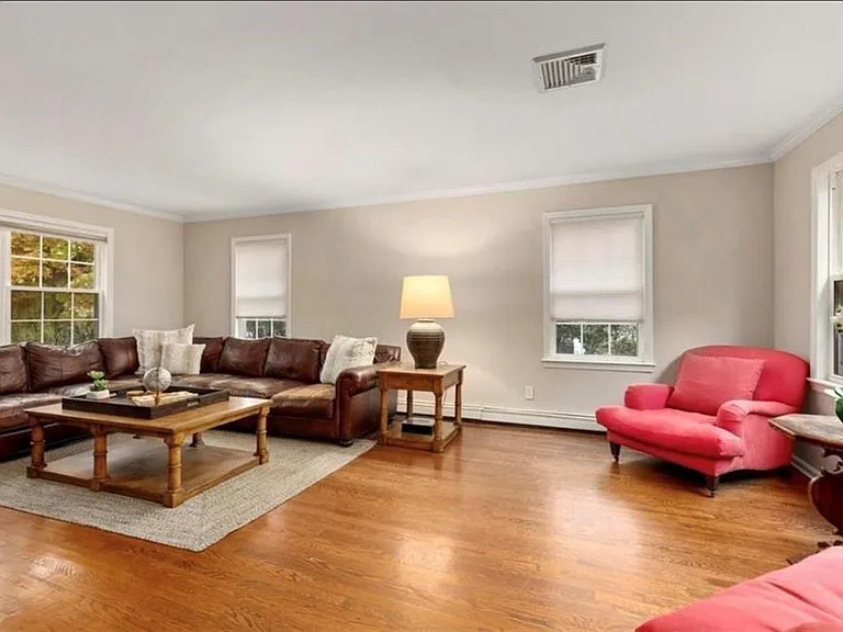 240 Plainview Rd — Photo 13