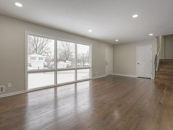 2nd image of 820 Natchez Ave