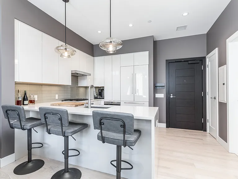 32 Traveler St #Penthouse 8 — Photo 6