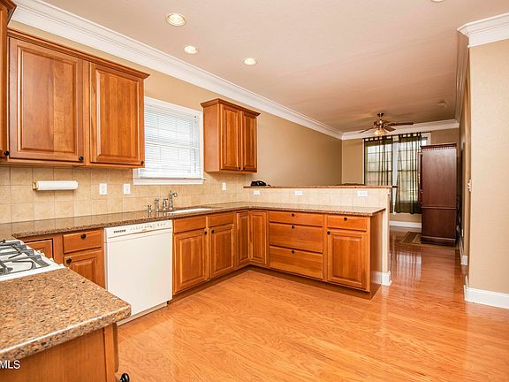 5th image of 150 Waterford Cir